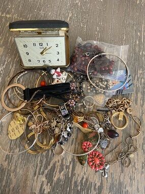 5/$10❤️❤️❤️CRAFT JUNK LOT BEADS BRACELETS TIBGS ECT!